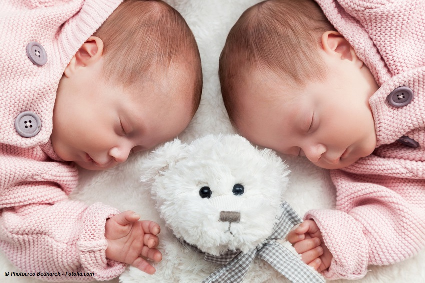 107354530 - Newborn twins sisters sleeping with a teddy bear in the middle. © Photocreo Bednarek